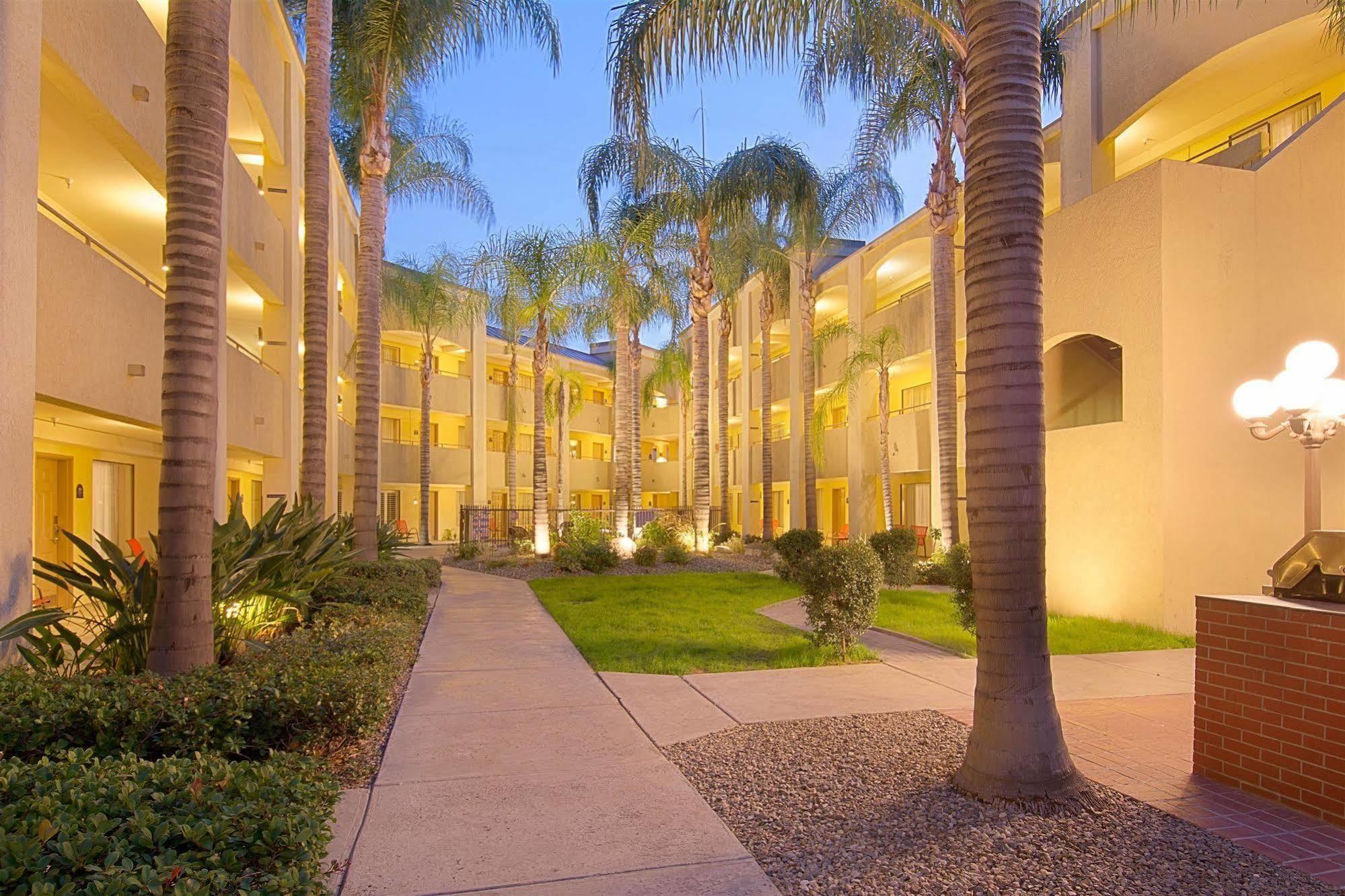Hotel D'Lins Ontario Airport Exterior photo